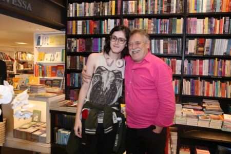 Beatriz, de 25 anos, é a caçula do ator e mora nos Estados Unidos José de Abreu reage após filha trans posar com a namorada; veja