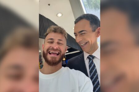 César Tralli treina o 'boa noite' para o Jornal Nacional