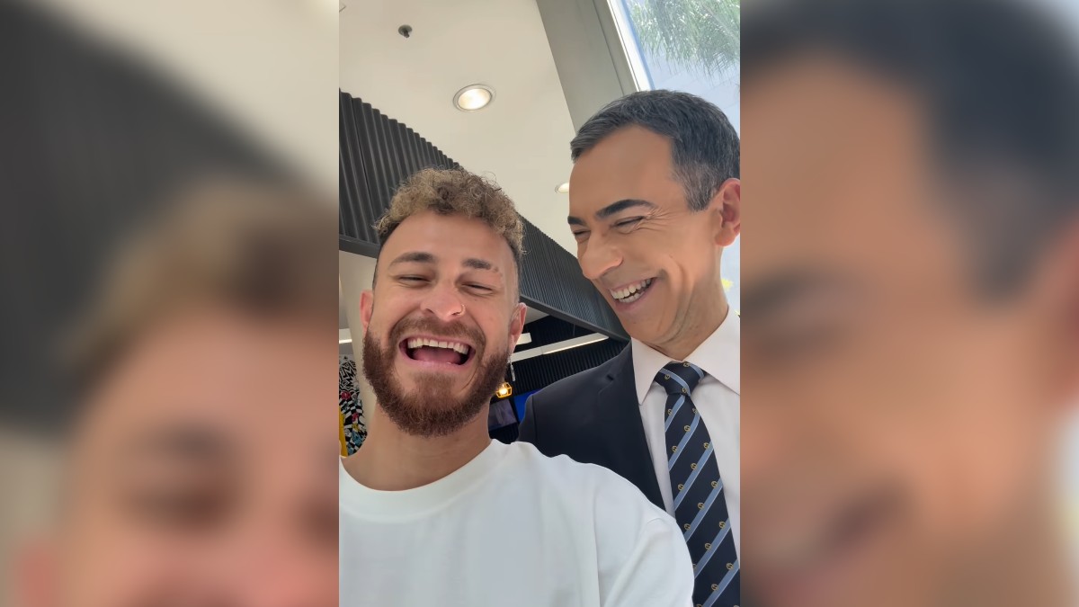 César Tralli treina o 'boa noite' para o Jornal Nacional