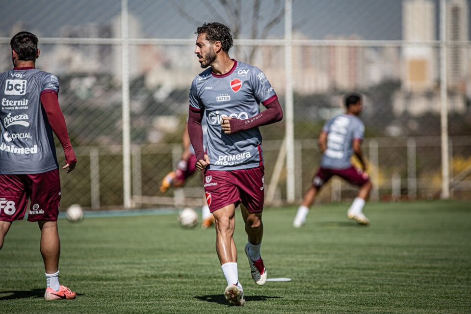 Jean Mota em treino pelo Vila Nova
