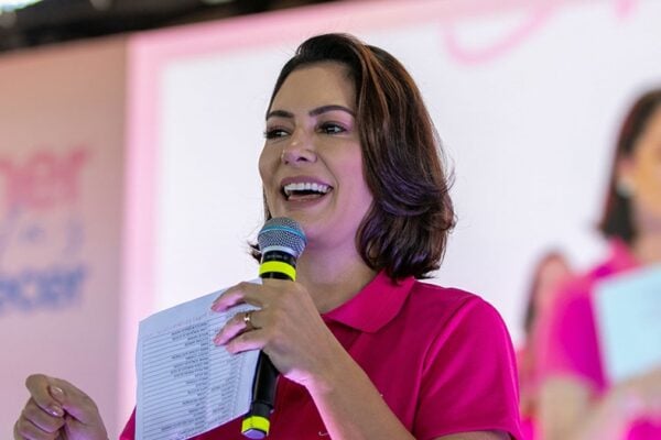 Michelle Bolsonaro deixa presidência do PL Mulher e se queixa de ataques Ex-primeira-dama conversa com Valdemar após racha com Flávio