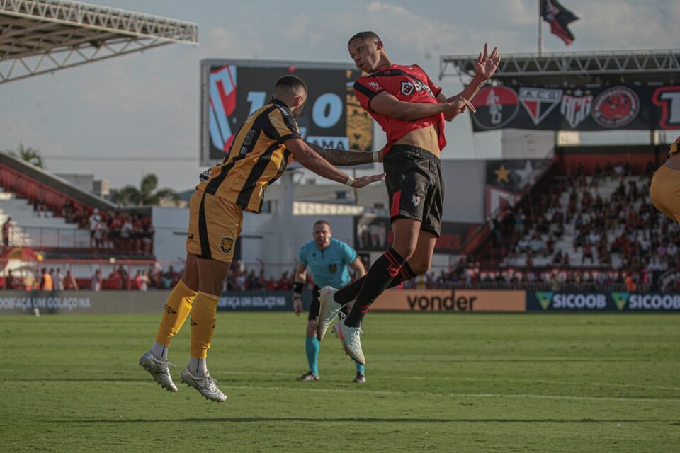 Adriano Martins em jogo pelo Atlético Goianiense