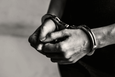 Imagem de uma pessoa com as mãos algemadas