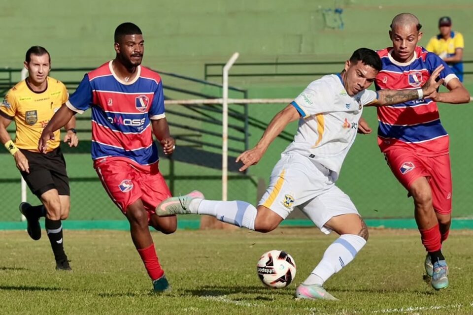 Partida entre Mineiros e Rioverdense na Terceira Divisão do Campeonato Goiano