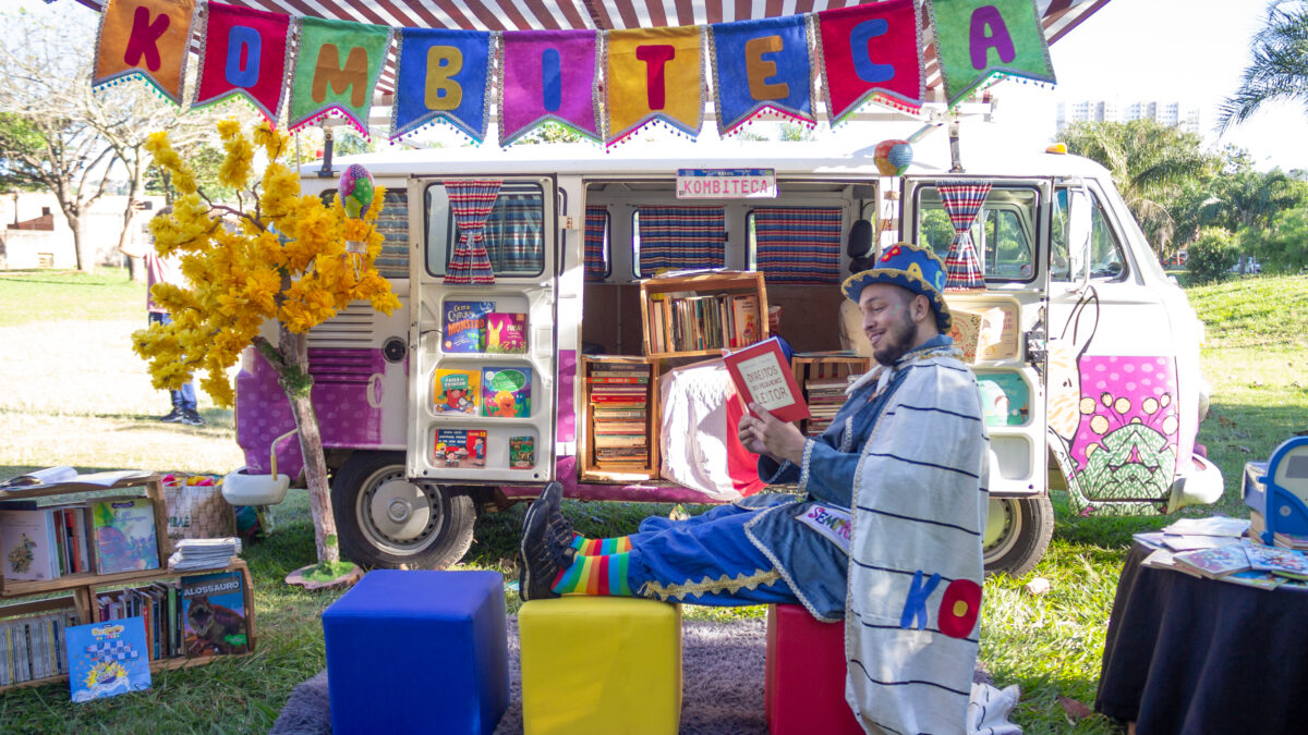 Kombiteca itinerante leva leitura e contação de histórias a escolas de Goiânia