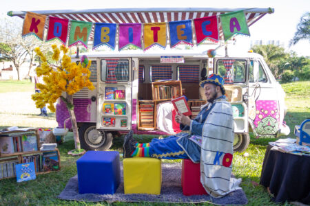 Kombiteca itinerante leva leitura e contação de histórias a escolas de Goiânia