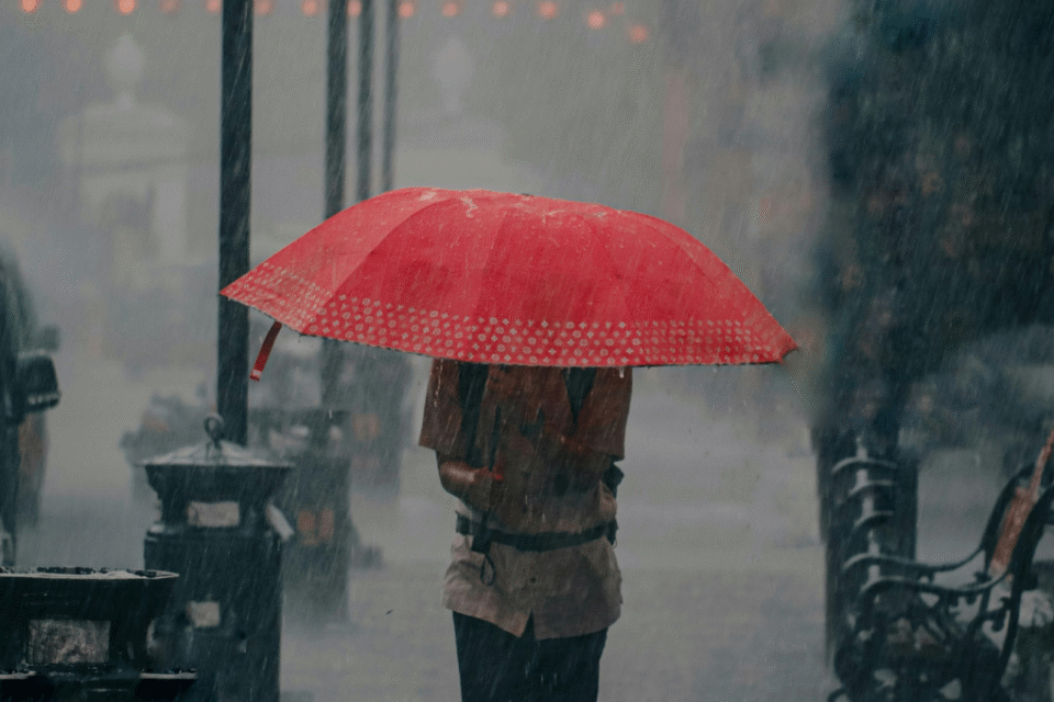imagem de uma pessoa usando sombrinha durante a chuva