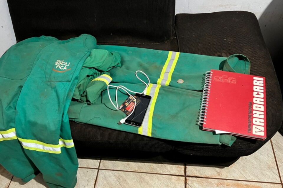 Imagem do uniforme usado pelo suspeito