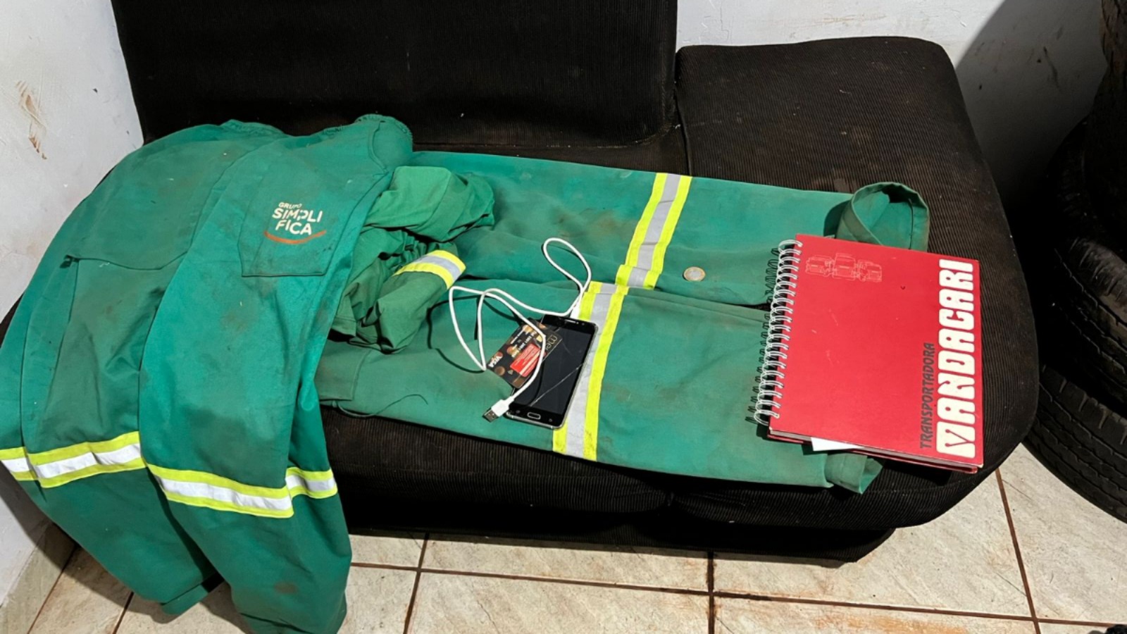 Imagem do uniforme usado pelo suspeito