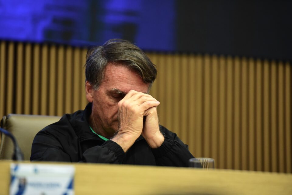 Internado por crise de soluços, vômito e pressão alta, Bolsonaro passa por ressonância magnética