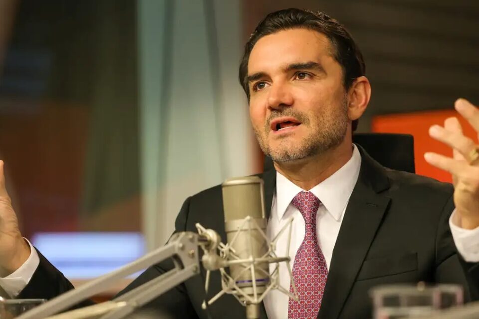 União Brasil expulsa Celso Sabino do partido, após ministro ficar no governo Lula