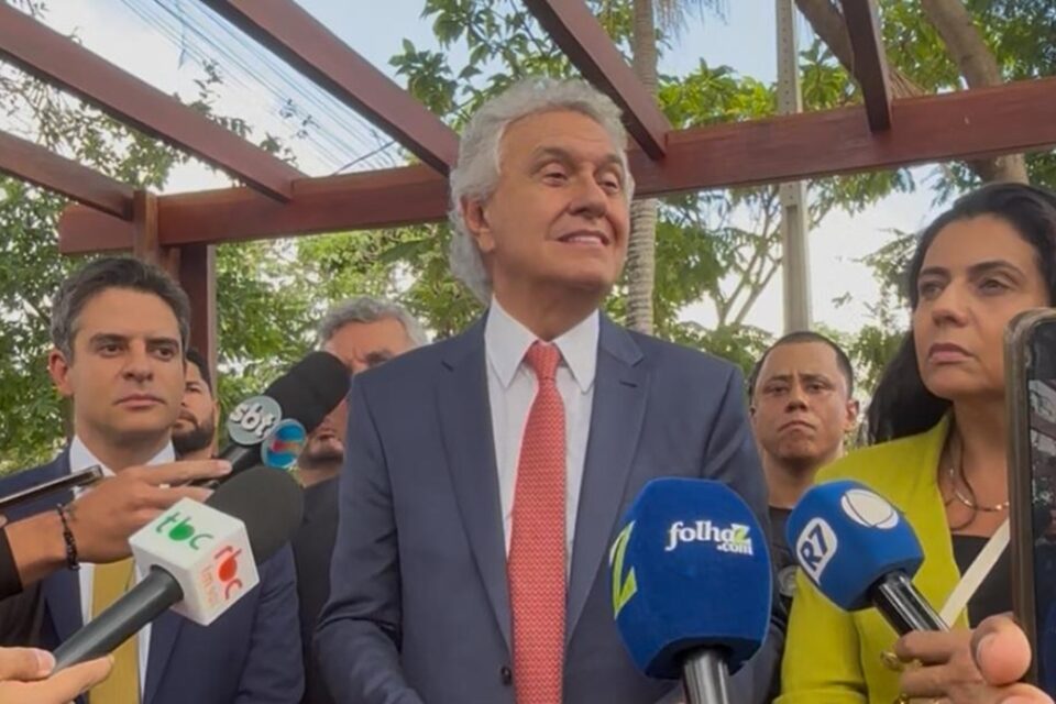 caiado-ao-lado-de-deputados