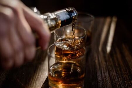 Mais de um terço dos destilados vendidos no Brasil é falsificado Três pessoas morreram bebida alcoólica contaminada com metanol