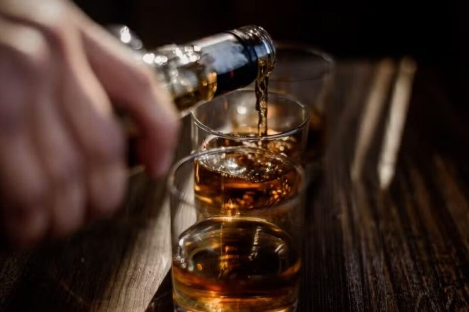 Mais de um terço dos destilados vendidos no Brasil é falsificado Três pessoas morreram bebida alcoólica contaminada com metanol