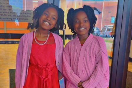 Gêmeas recebem 'bônus' por boas notas na escola Mãe cobra aluguel e multa filhas de 9 anos por bagunça: "Ensinar lições de vida"