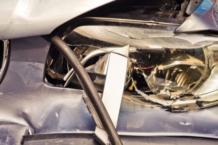 Condutor sai ileso e passageira têm ferimentos leves após acidente na GO-305, em Goiandira