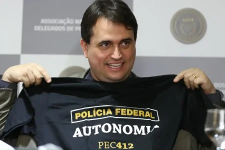 Ex-diretor da PF é preso suspeito de corrupção em órgãos ambientais Rodrigo Teixeira dirigiu a Polícia Administrativa até o fim de 2024