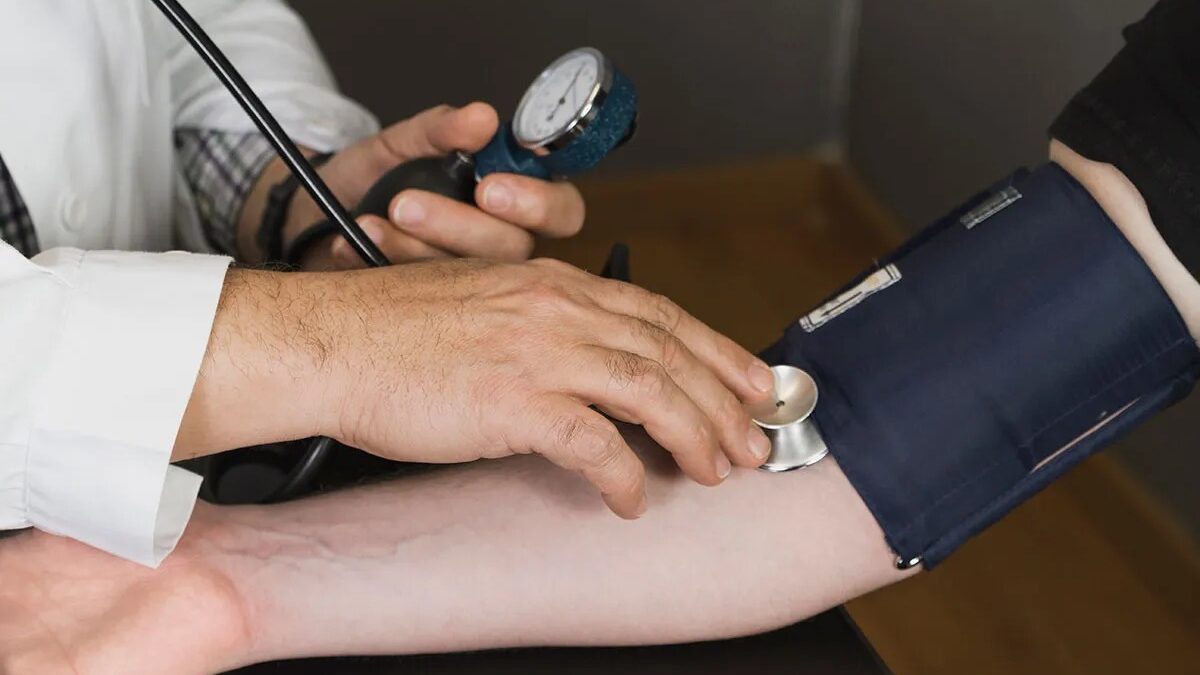 Pressão de 12 por 8 passa a ser pré-hipertensão no Brasil; vídeo Mudança endurece metas de tratamento e classifica valor como risco