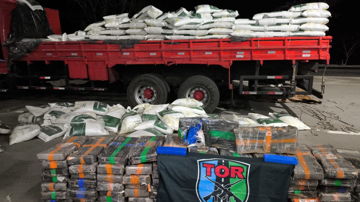PRF e PM apreendem 1 tonelada de maconha escondida em carga de ração, em Morrinhos