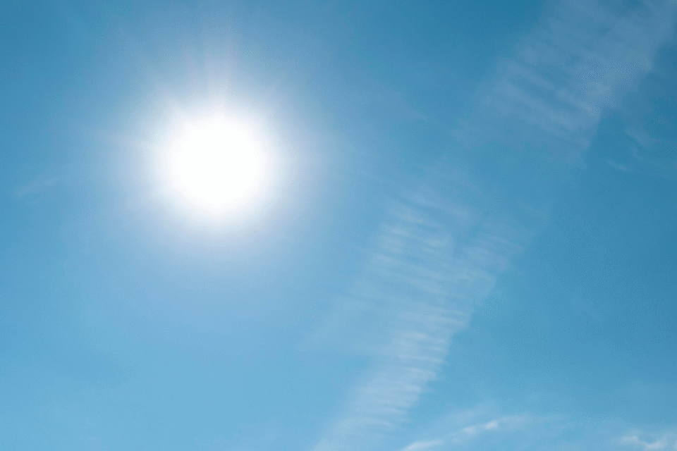 Imagem do céu com o sol