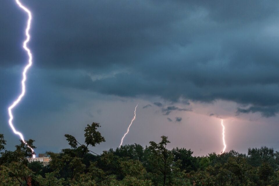 Chuva em mais de 60 cidades de Goiás deve acontecer por causa de uma frente fria. (Foto: Freepik)
