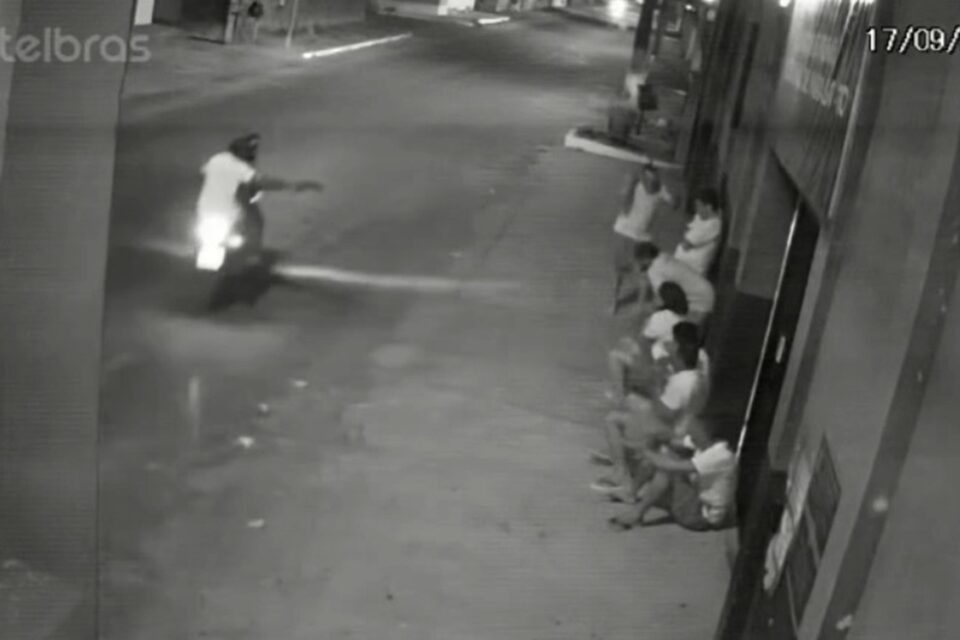Ataque a tiros em frente a presídio no Tocantins deixa dois mortos e três feridos Criminosos chegaram em uma motocicleta e abriram fogo