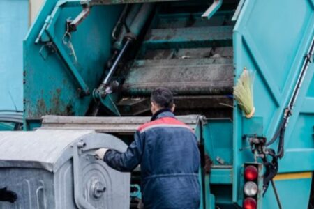 Sem-teto morre esmagado em caminhão de lixo e corpo é confundido com manequim Polícia e agência de saúde e segurança no trabalho