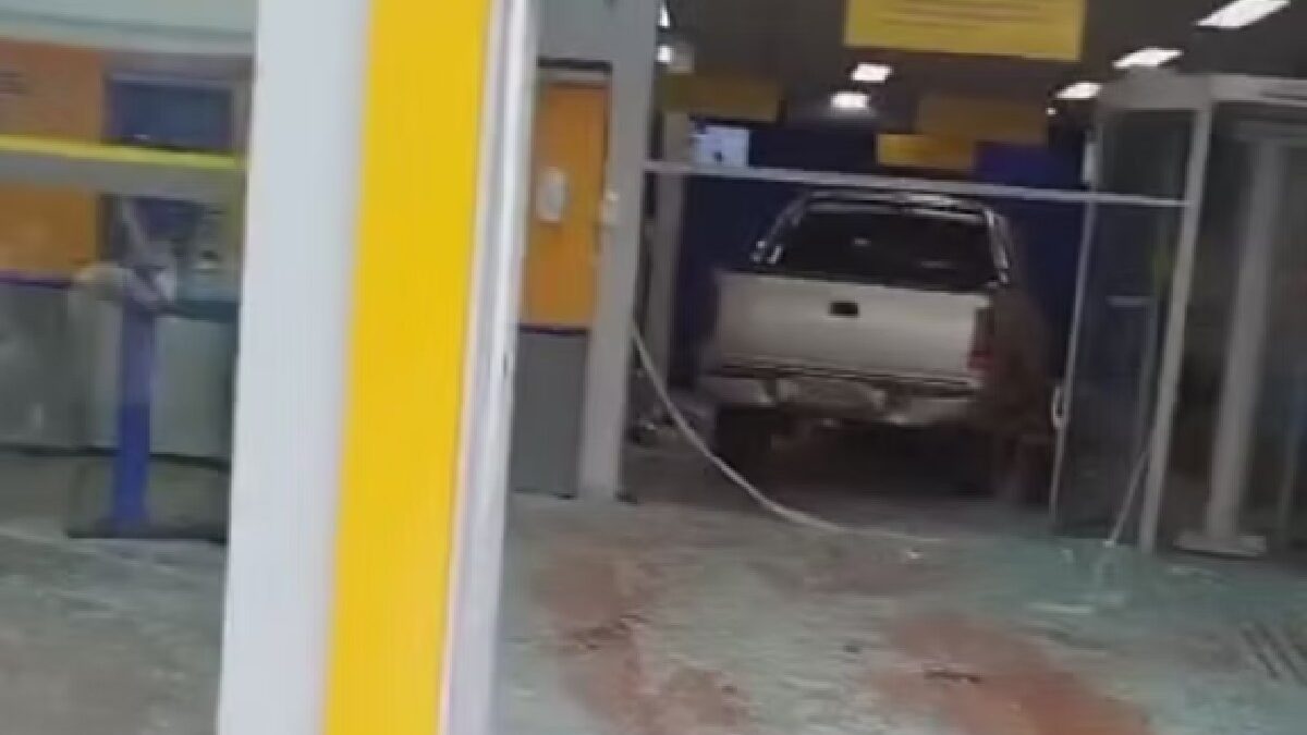 Idoso perde controle de caminhonete e invade agência bancária em Nerópolis