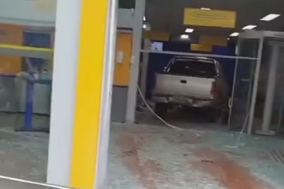 Idoso perde controle de caminhonete e invade agência bancária em Nerópolis