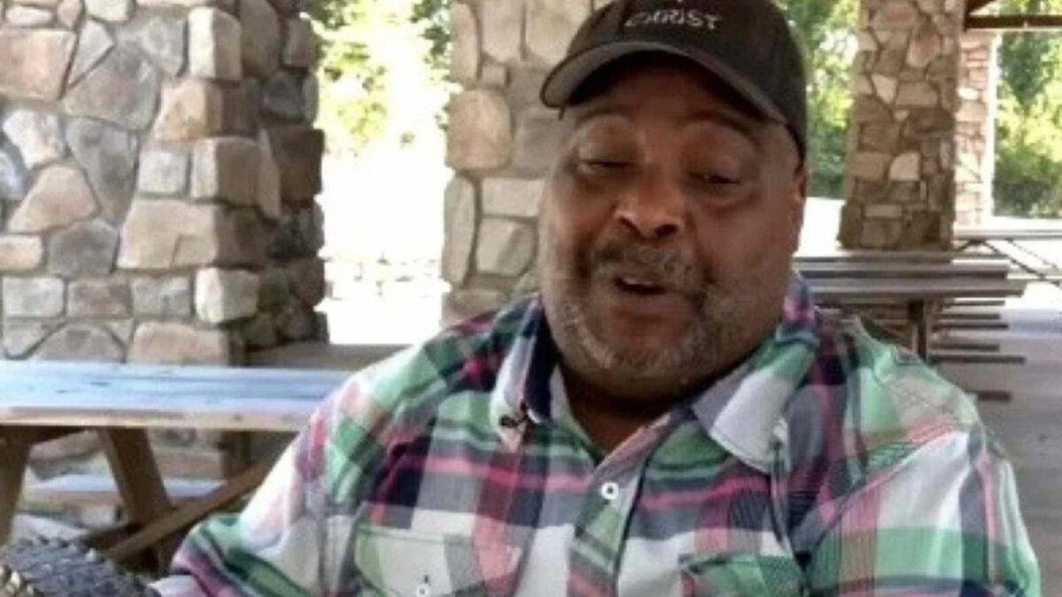 Cliente é proibido de levar jacaré de 'apoio emocional' a supermercado; veja foto animal de 14 quilos ficava dentro do carrinho de compras