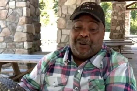 Cliente é proibido de levar jacaré de 'apoio emocional' a supermercado; veja foto animal de 14 quilos ficava dentro do carrinho de compras