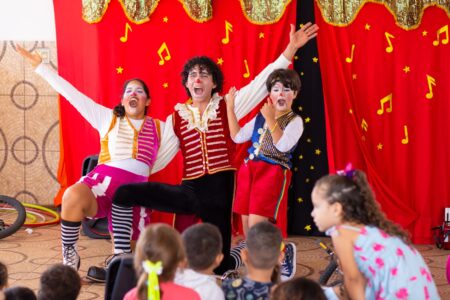 Música, teatro e circo movimentam programação cultural no Crimeia Leste