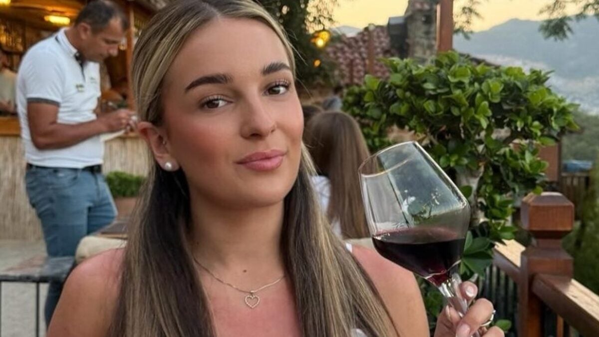 Mulher tem forte reação a preenchimento labial, e esteticista culpa menstruação veja foto lábios extremamente inchados teve que usar máscara