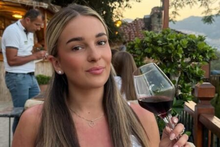 Mulher tem forte reação a preenchimento labial, e esteticista culpa menstruação veja foto lábios extremamente inchados teve que usar máscara