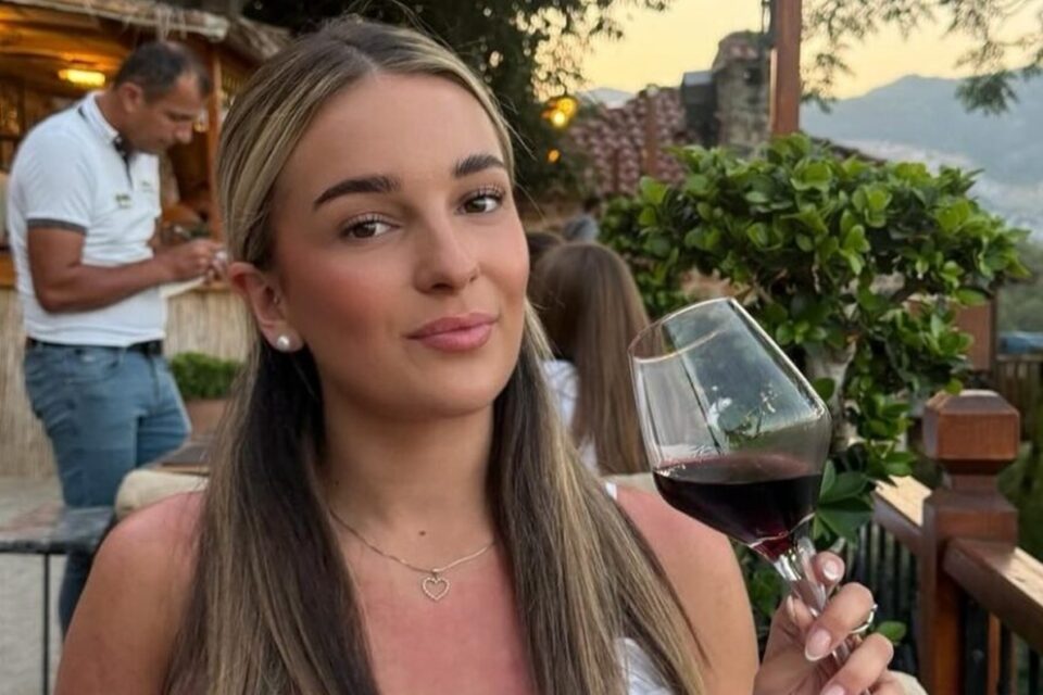 Mulher tem forte reação a preenchimento labial, e esteticista culpa menstruação veja foto lábios extremamente inchados teve que usar máscara