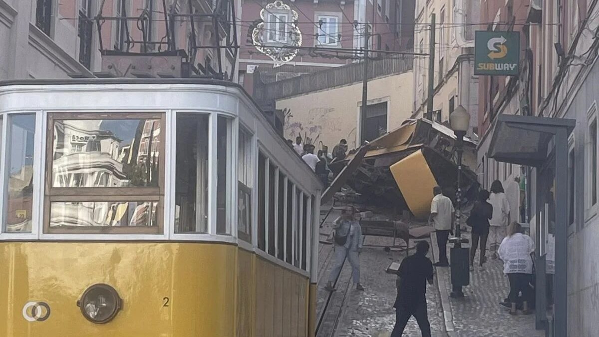 Local é uma das principais atrações turísticas de Portugal Elevador da Glória: bondinho descarrila e deixa 17 mortos em Lisboa