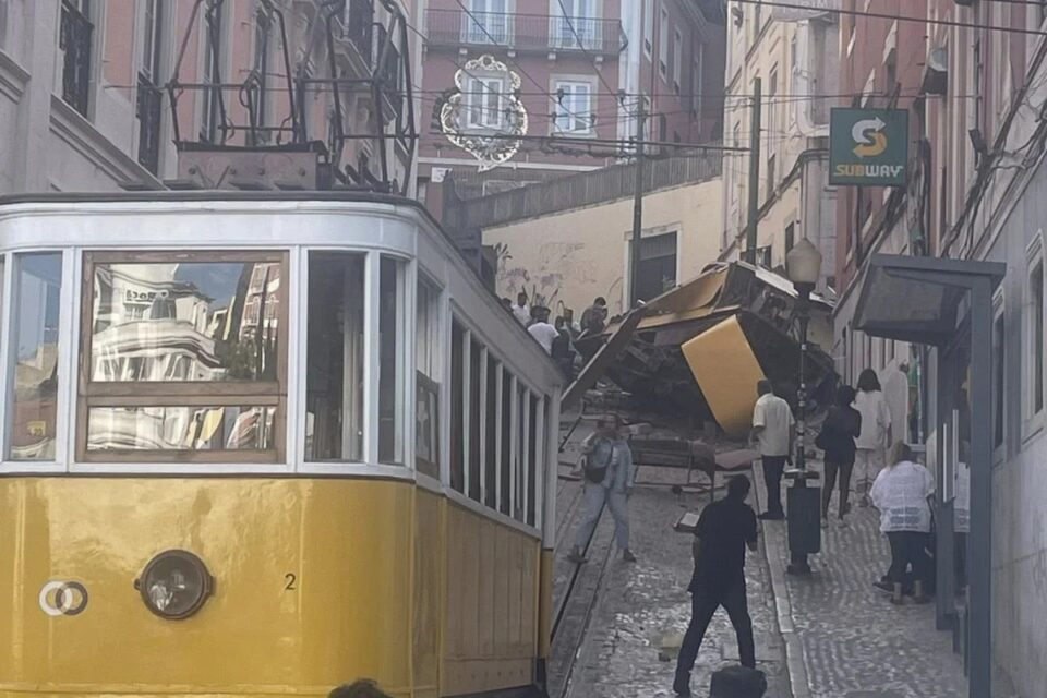 Local é uma das principais atrações turísticas de Portugal Elevador da Glória: bondinho descarrila e deixa 17 mortos em Lisboa