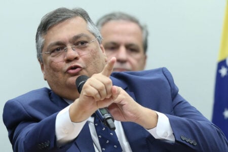 CPI da Covid: Dino abre inquérito contra Flávio, Eduardo, Carlos e Jair Bolsonaro Ex-presidente e filhos são suspeitos de incitar população