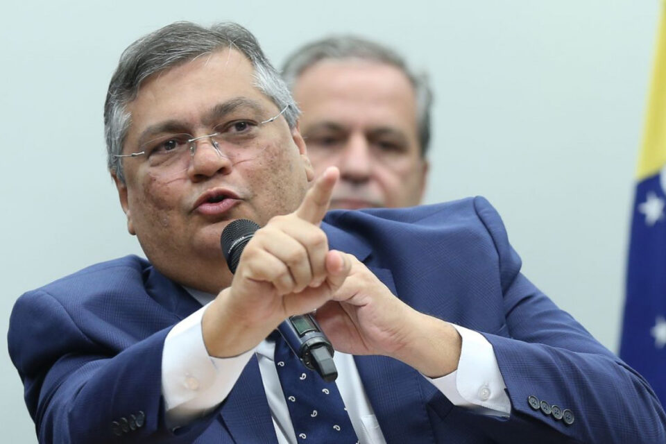 CPI da Covid: Dino abre inquérito contra Flávio, Eduardo, Carlos e Jair Bolsonaro Ex-presidente e filhos são suspeitos de incitar população