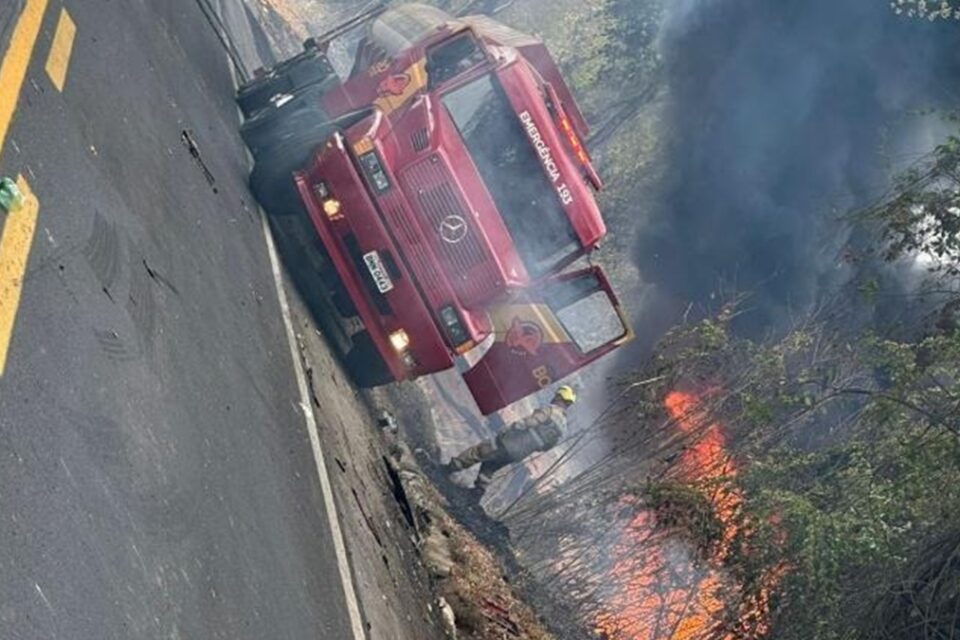 Mulher morre após carro bater de frente com carreta na BR-040, em Luziânia