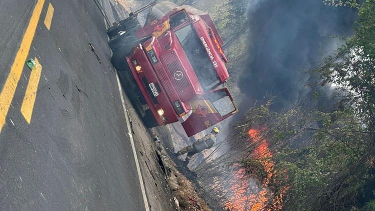 Mulher morre após carro bater de frente com carreta na BR-040, em Luziânia