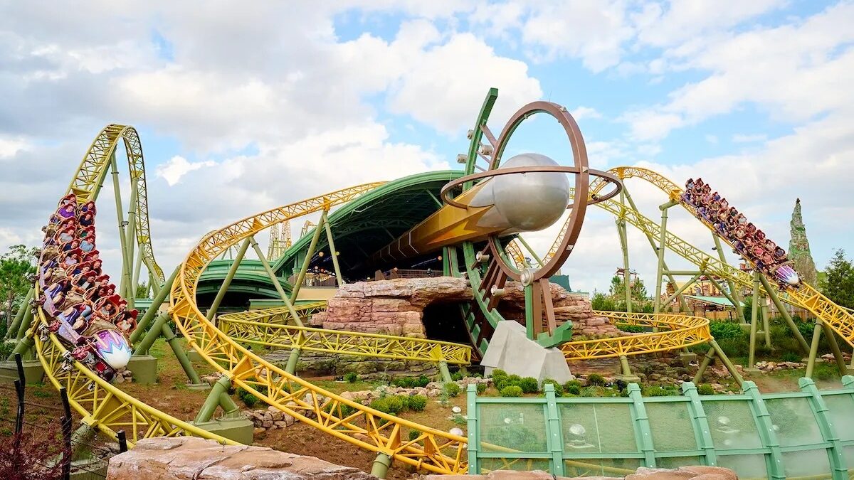 Homem morre ao andar de montanha-russa em parque da Universal; visitante não caiu da atração Stardust Racers Orlando (Flórida, EUA)