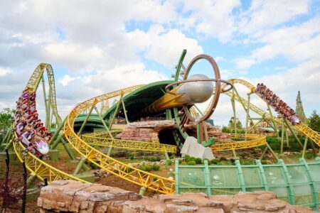 Homem morre ao andar de montanha-russa em parque da Universal; visitante não caiu da atração Stardust Racers Orlando (Flórida, EUA)