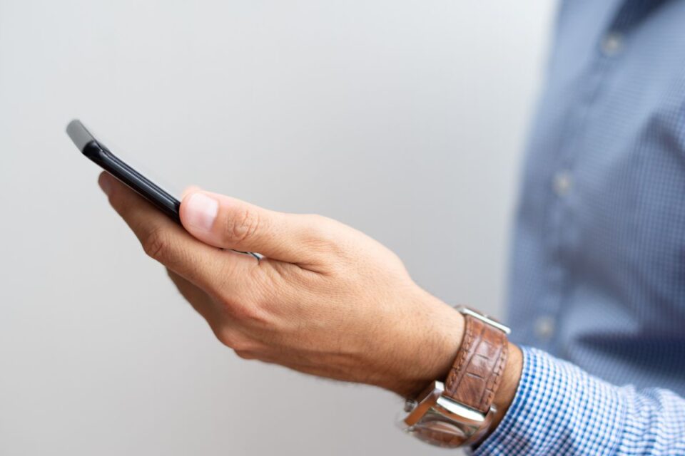 closeup-de-gerente-segurando-smartphone