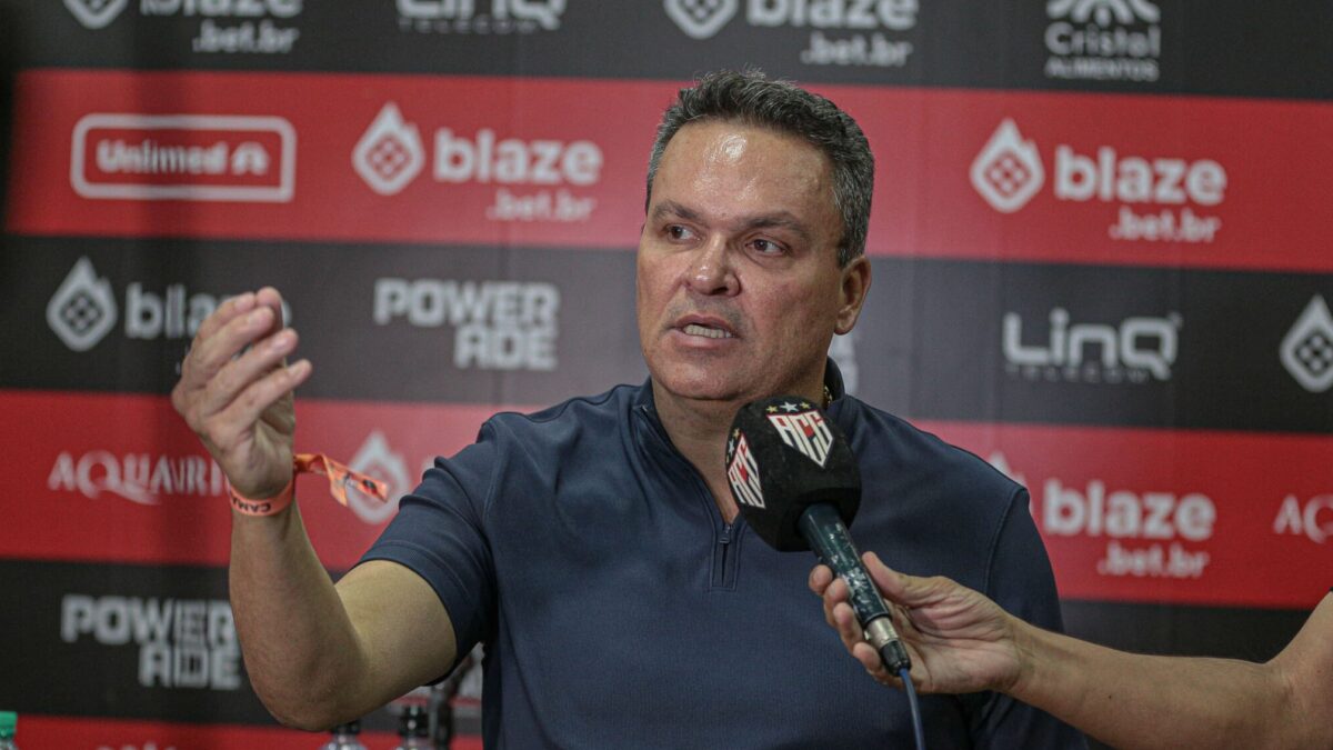 Adson vibra com crescimento da equipe, elogia postura dos jogadores e prega confiança na luta pelo acesso.