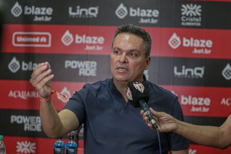 Adson vibra com crescimento da equipe, elogia postura dos jogadores e prega confiança na luta pelo acesso.