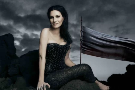 Laura Pausini anuncia show em estádio no Brasil