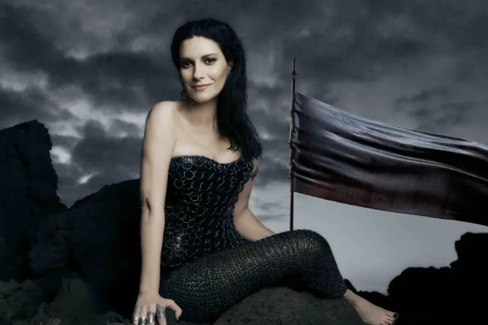 Laura Pausini anuncia show em estádio no Brasil
