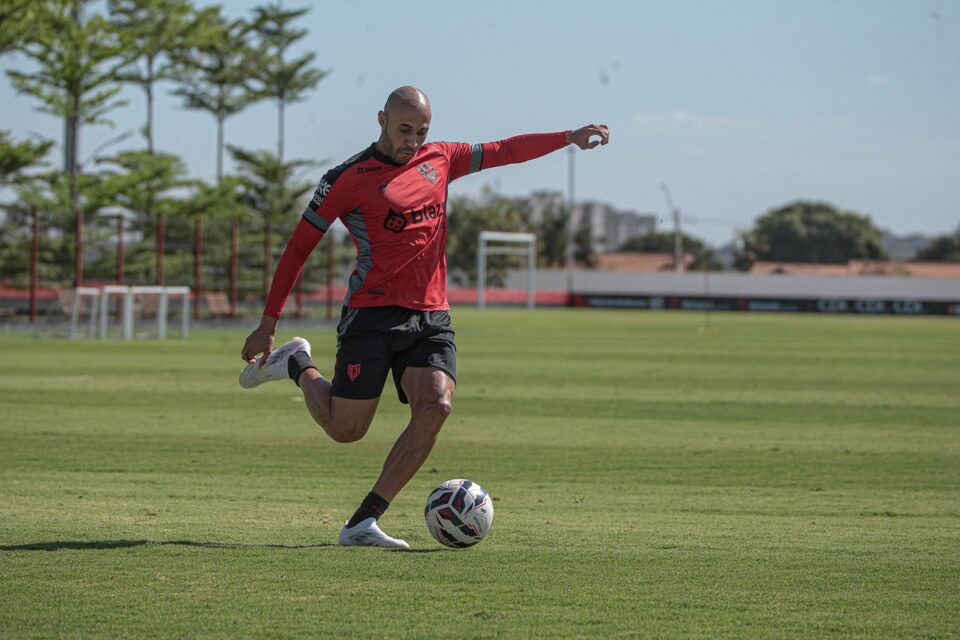 Dudu em treino pelo Atlético Goianiense