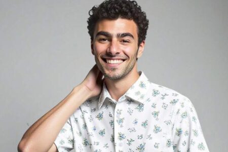 Shein usa imagem de Luigi Mangione, acusado de matar CEO, em anúncio de camisa Jovem está preso desde dezembro de 2024